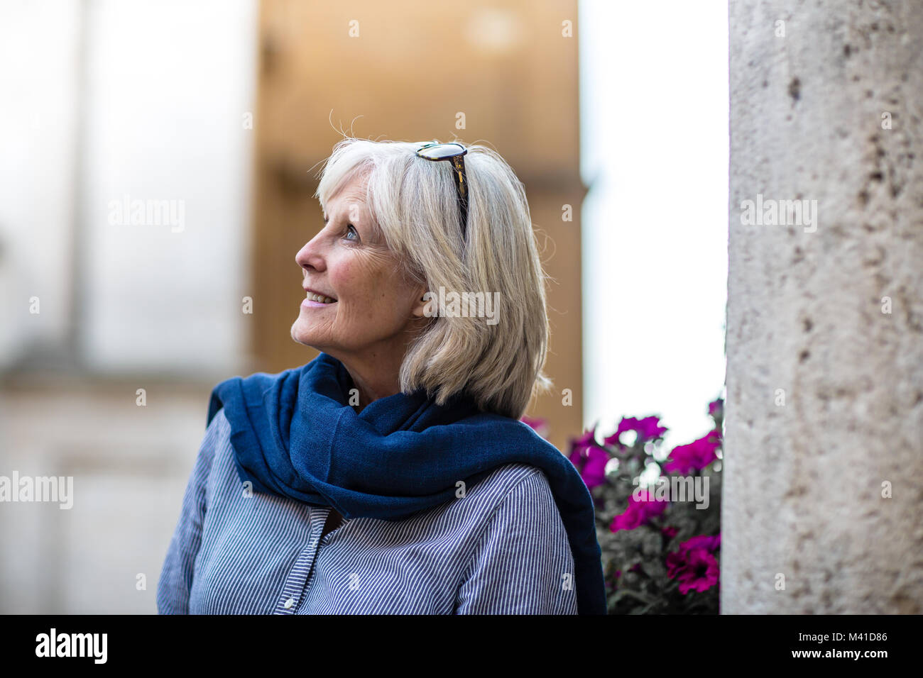 Ältere Frau auf Urlaub zu einem touristischen Ort Stockfoto