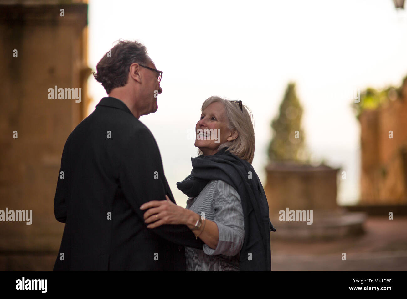 Senior Paar umarmen im Urlaub Stockfoto