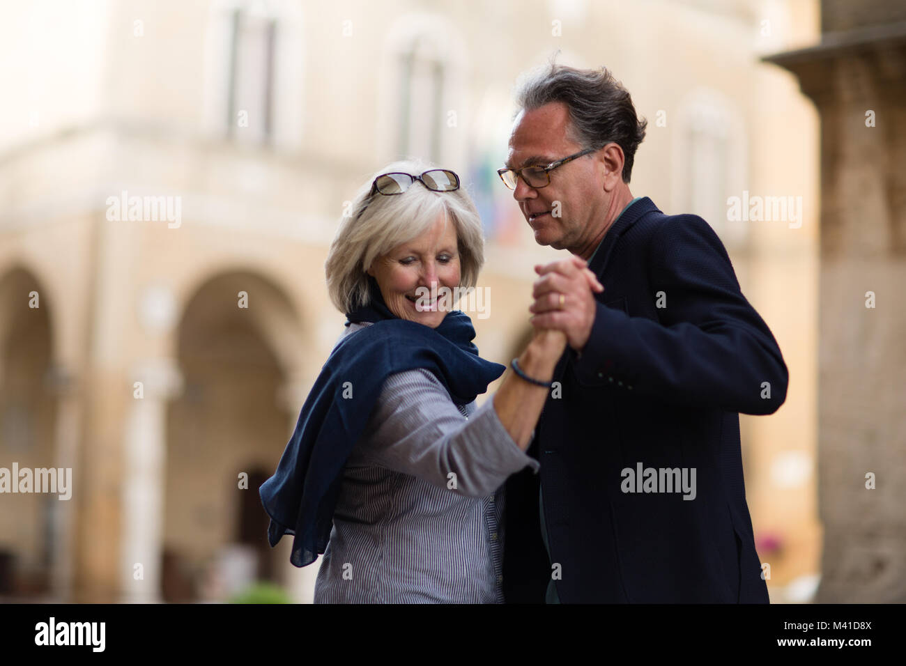 Ältere Paare tanzen auf der Straße in den Urlaub Stockfoto Ältere Paare tanzen auf der Straße in den Urlaub Stockfoto