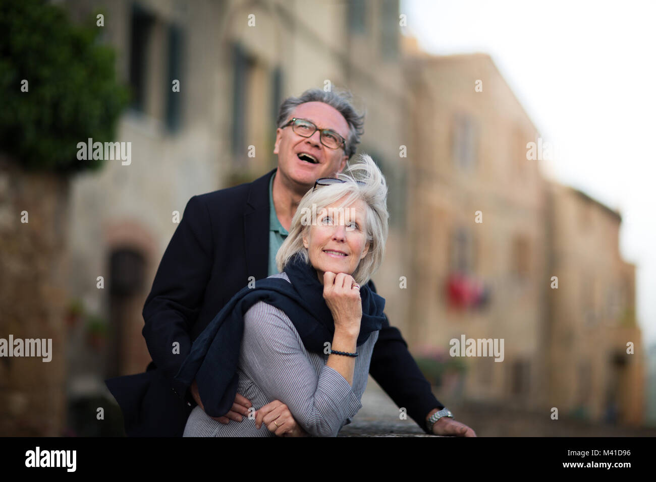 Senior Paar im Urlaub an einer touristischen Website suchen Stockfoto Senior Paar im Urlaub an einer touristischen Website suchen Stockfoto