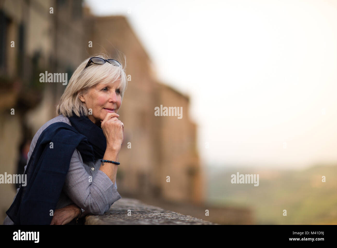 Ältere Frau auf Urlaub zu einem touristischen Ort Stockfoto