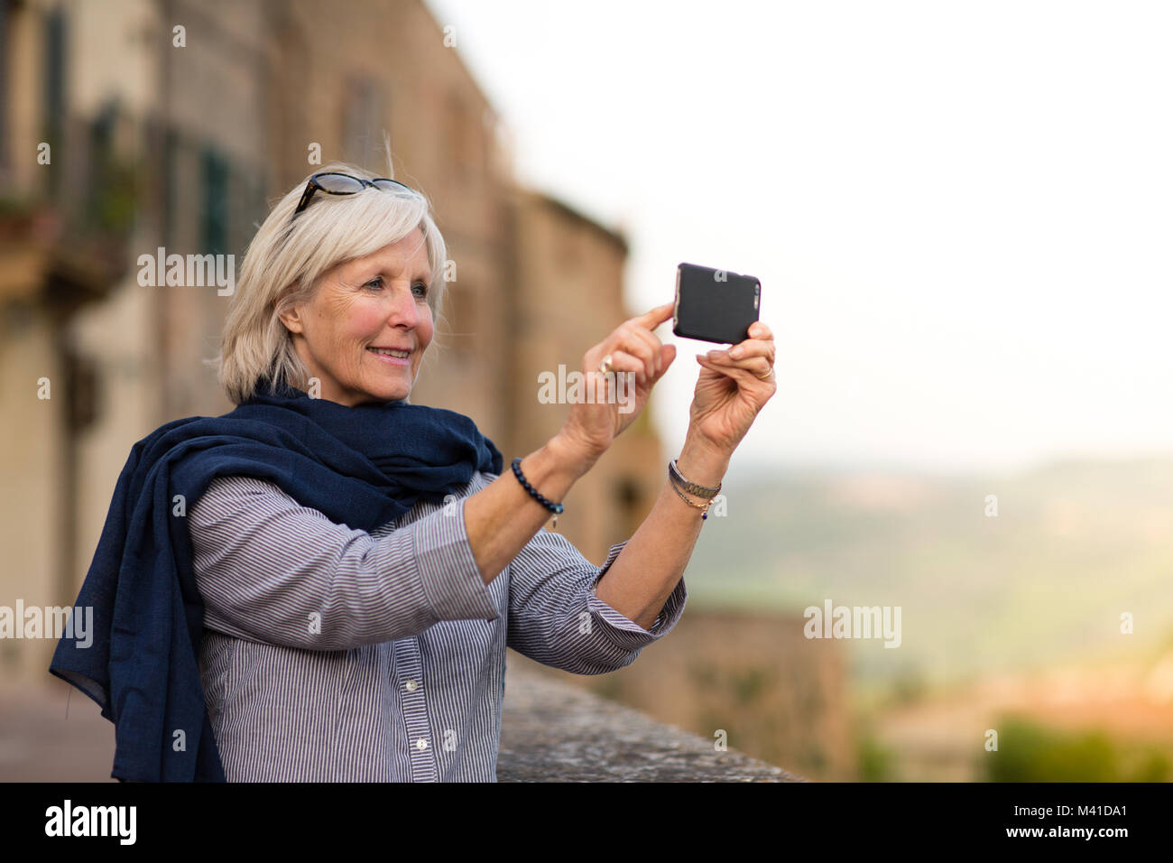 Ältere Frau auf Urlaub nimmt ein Foto Stockfoto