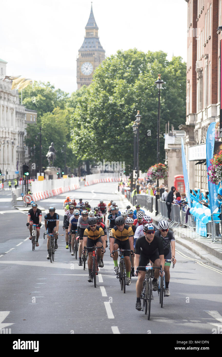 Fahrt London Bike Race - Fahrer fahren Sie durch das Zentrum von London in Richtung der finnische Linie. Stockfoto