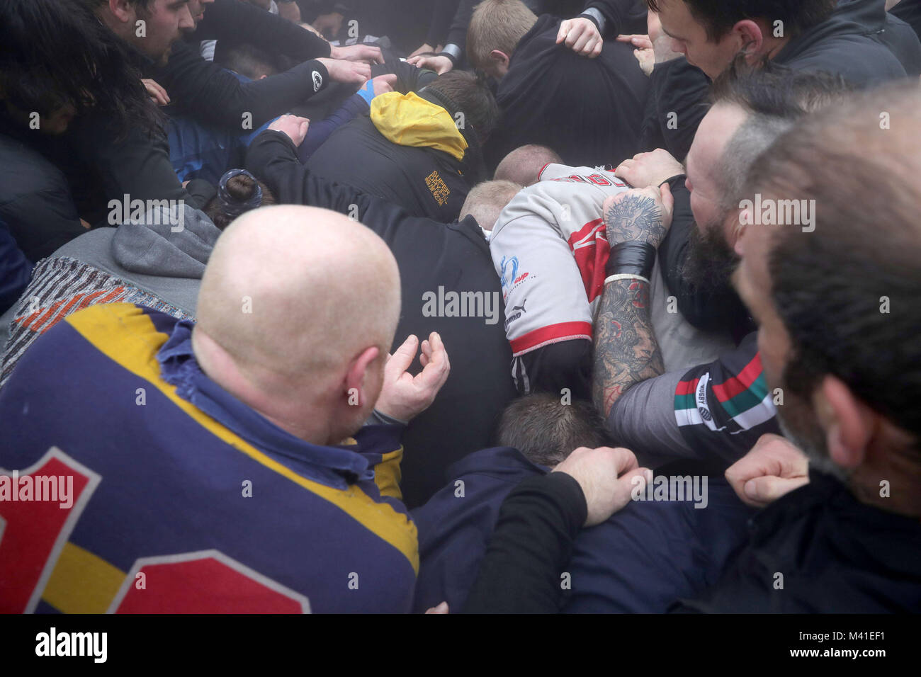 Spieler während der jährlichen Royal Faschings Fußballspiel in Ashbourne, Derbyshire, die über zwei 8-Stunden, am Faschingsdienstag und Aschermittwoch mit der Ziele sind drei Meilen auseinander nimmt. Stockfoto