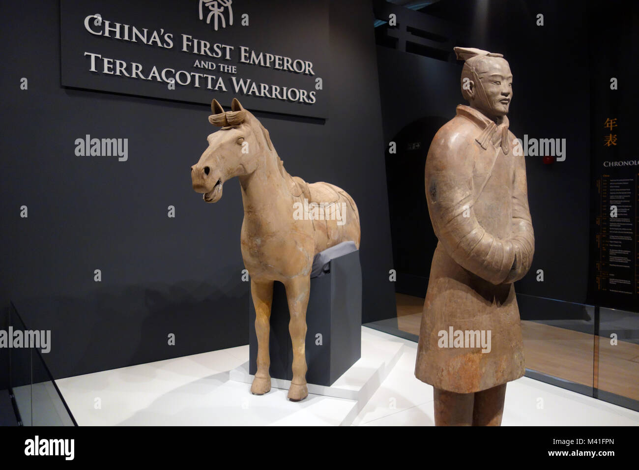 Leben Größe Pferd Keeper und Kavallerie Pferd in Chinas erster Kaiser und die Terrakotta-krieger Ausstellung auf der Welt Museum, Liverpool. Stockfoto