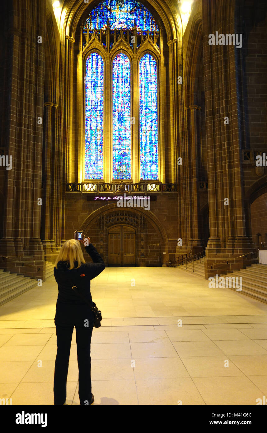 Frau Fotografieren der Great West Fenster & Tracey Emin Kunstwerk (ich glaube, Sie und ich wissen, dass Du Mich Liebst) in Liverpool, die Anglikanische Kathedrale. Stockfoto