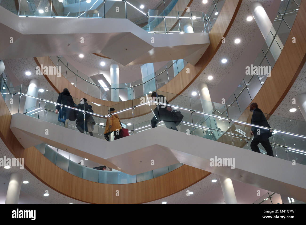 Fünf Menschen zu Fuß die Treppen hinauf in Liverpool Central Library. Stockfoto