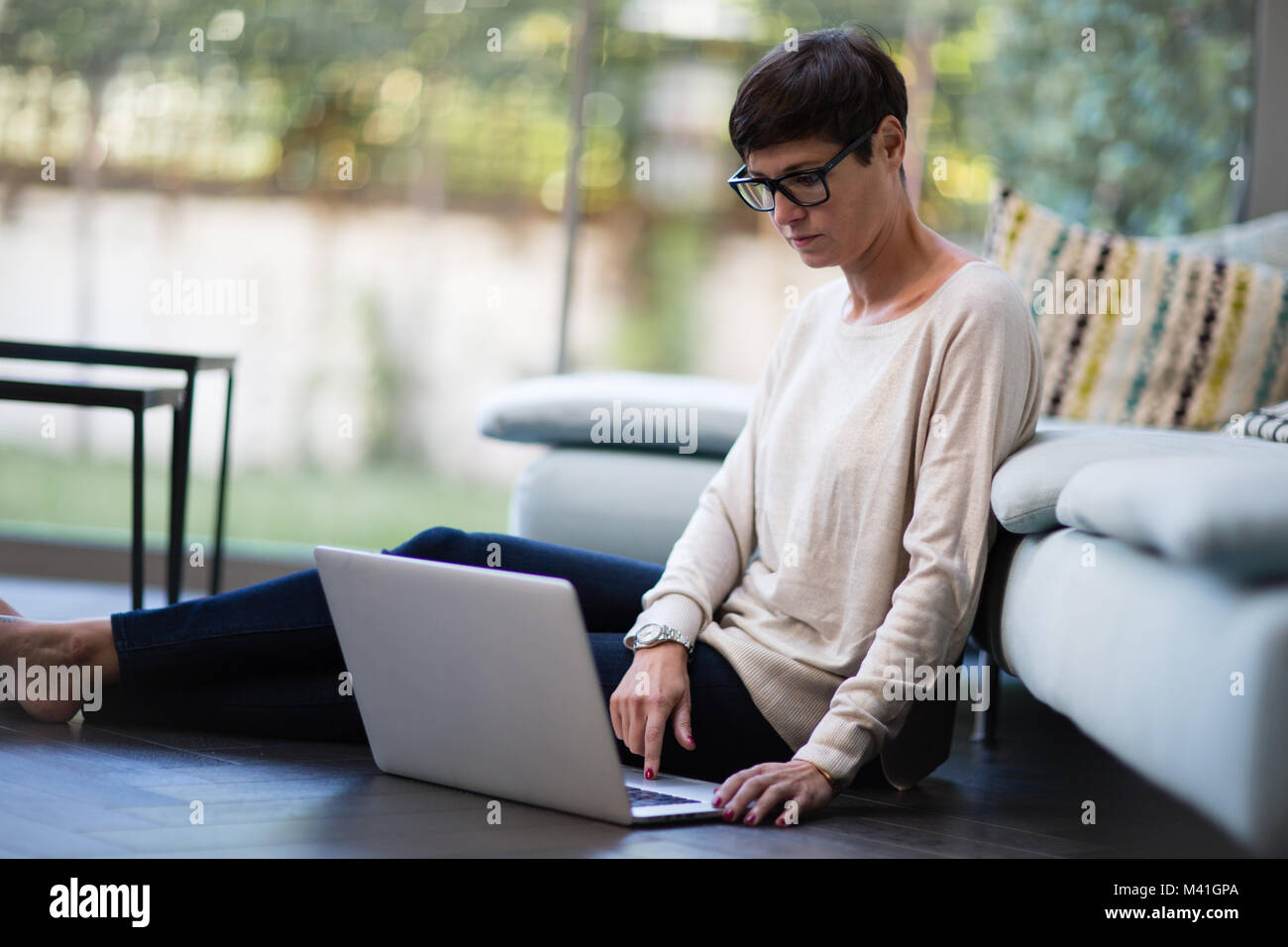Frau von zu Hause aus arbeiten Stockfoto
