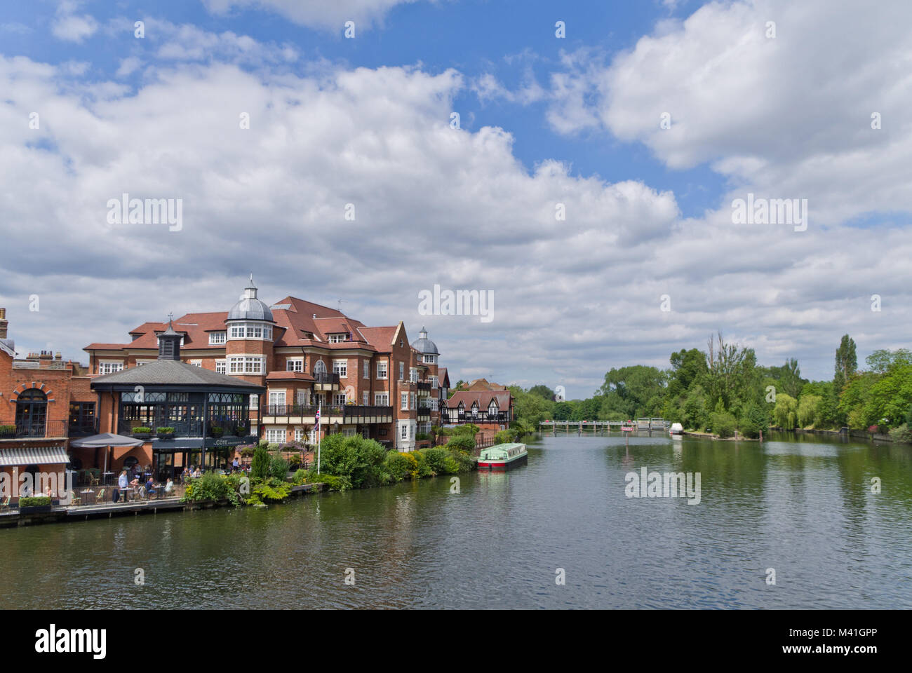 Blick auf die Themse von der Eton - Windsor Brücke mit der Stadt Eton zur Linken, Berkshire, Großbritannien Stockfoto