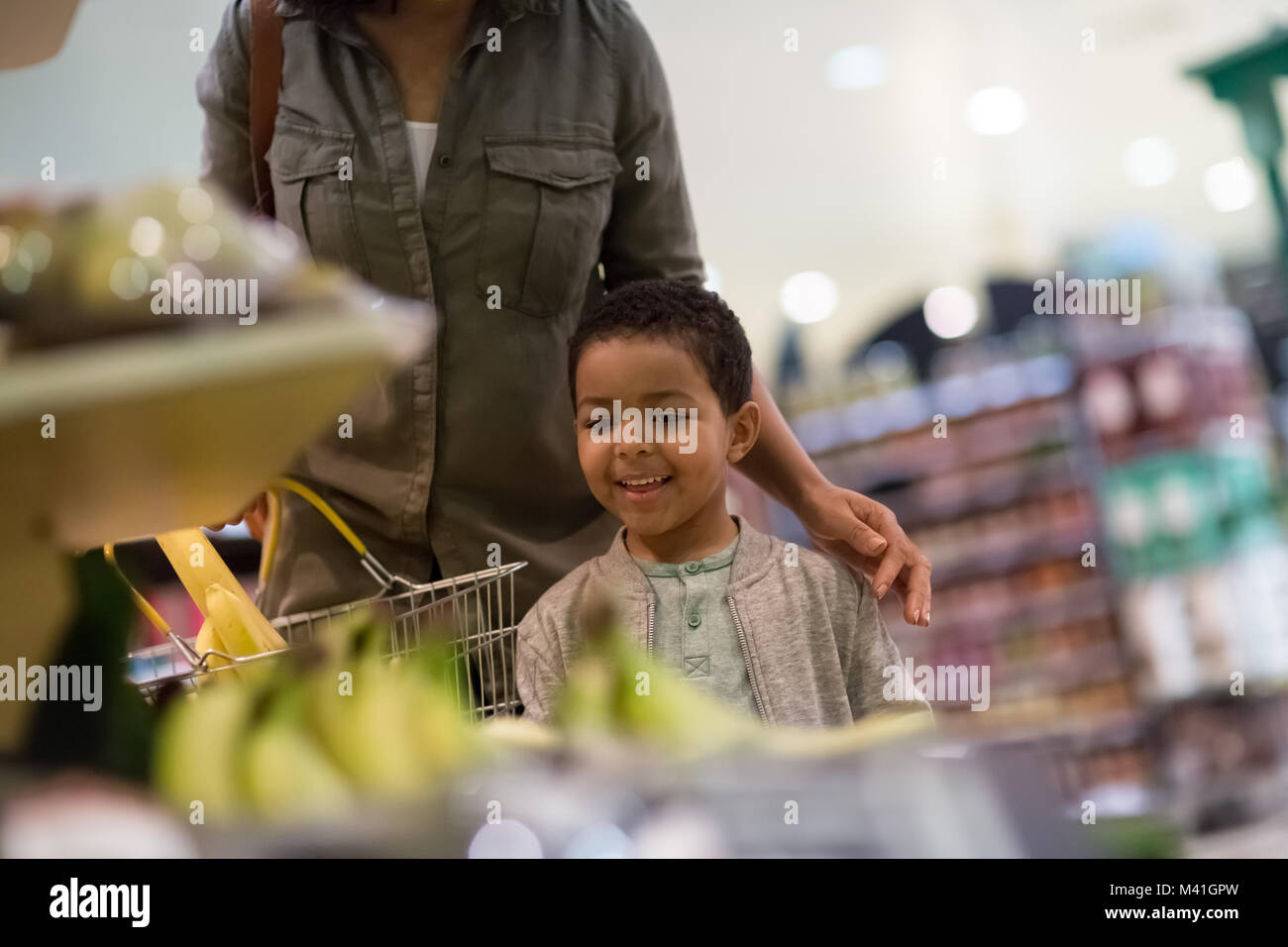 Jungen auf der Suche nach Bananen in Lebensmittelgeschäft Stockfoto