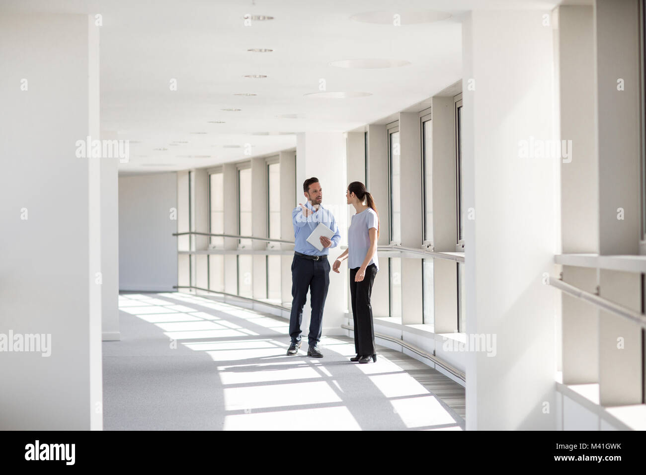 Geschäftsmann begrüßt neuen Mitarbeiter Büro Stockfoto