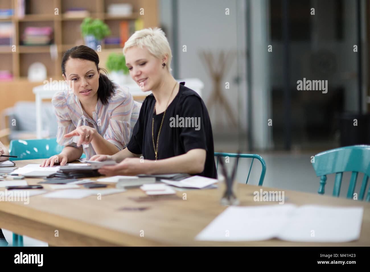 Weibliche Designer an einem Projekt arbeiten, Stockfoto