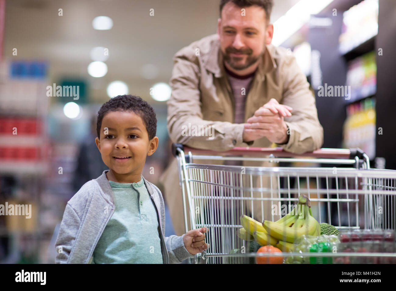 Vater und Sohn machen wöchentlich Shop in Lebensmittelgeschäft Stockfoto