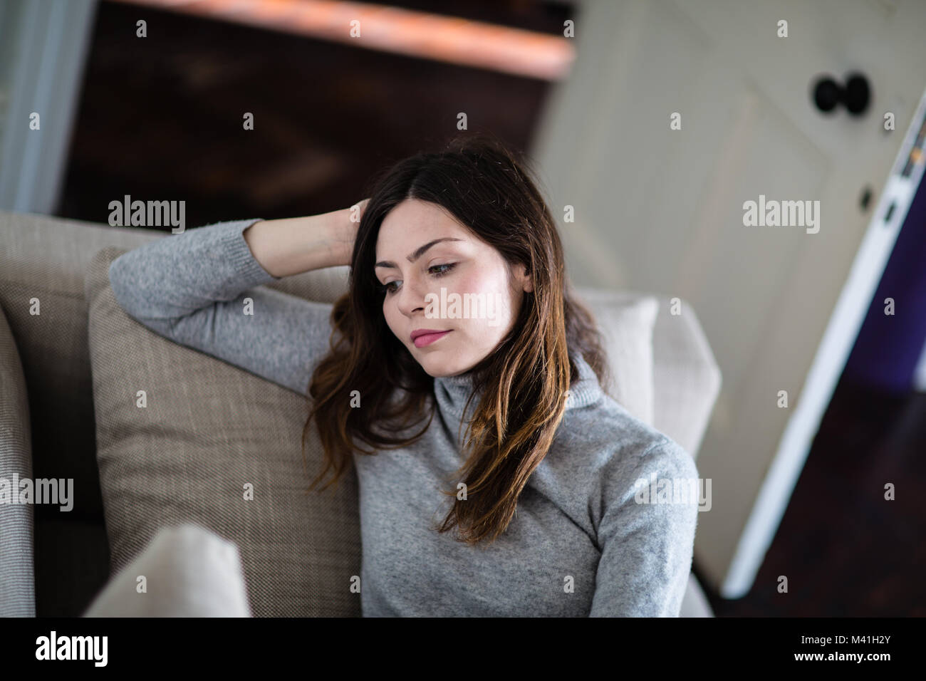 Junge erwachsene Frau entspannen auf dem Sofa zu Hause Stockfoto