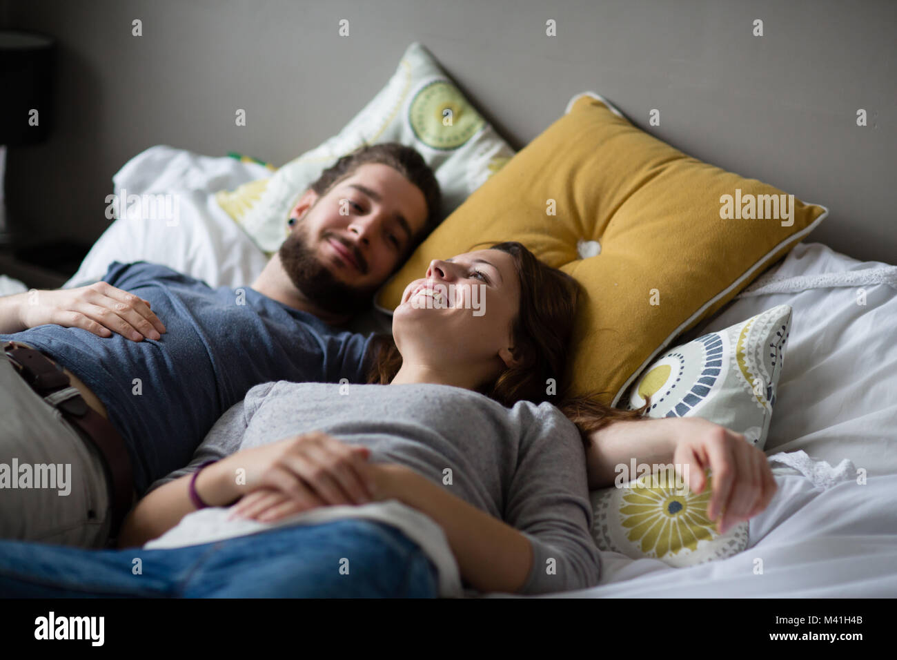 Junges Paar im Bett entspannen Stockfoto