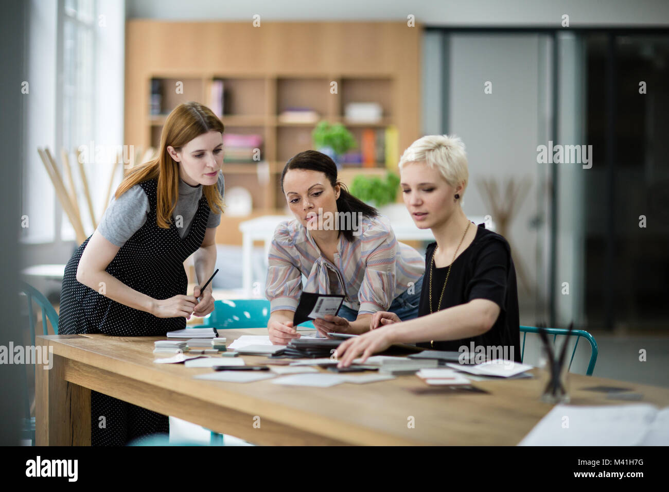 Weibliche Mitarbeiter an einem Projekt arbeiten, Stockfoto