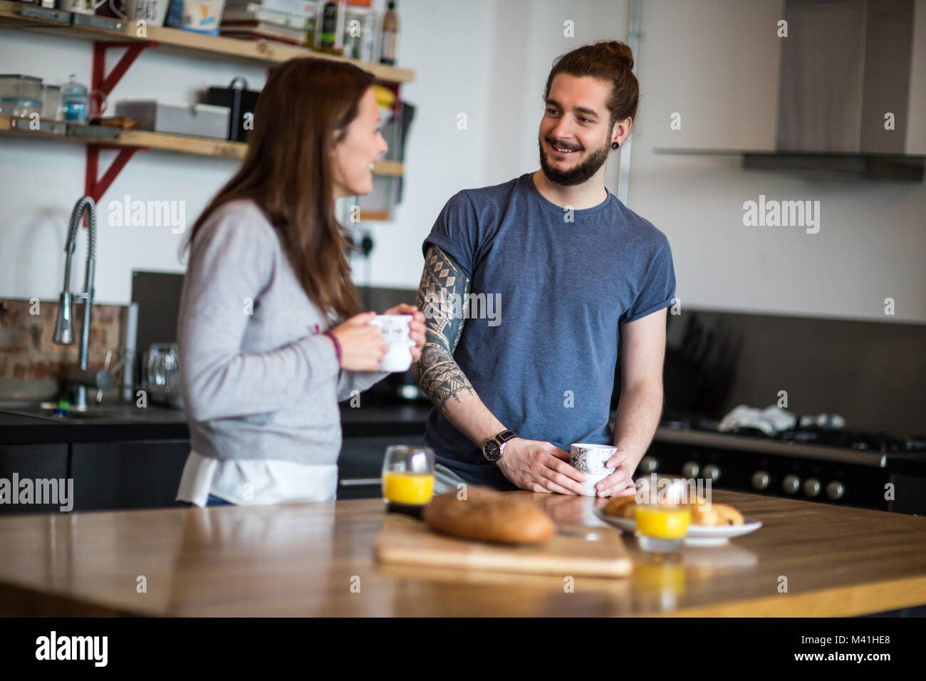 Junges Paar beim Frühstück zusammen Stockfoto