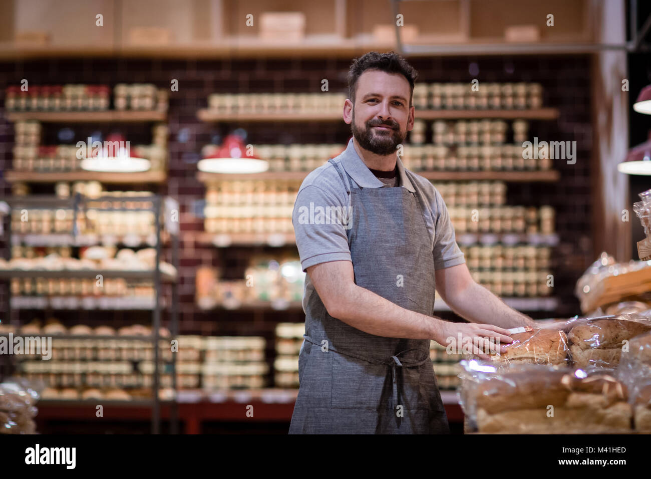 Bäcker in der Bäckerei auf der Kamera Stockfoto