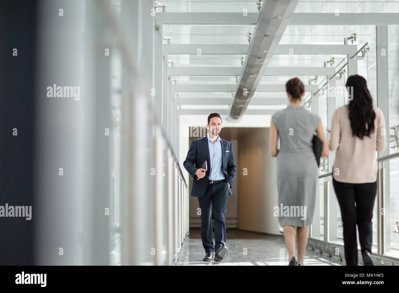 Geschäftsmann zu Fuß durch Büro Flur Stockfoto