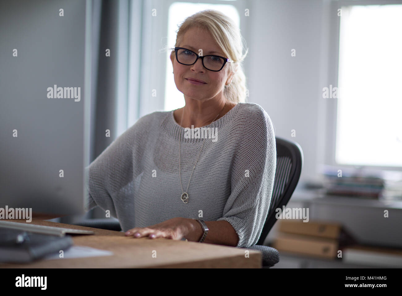 Portrait von Reife geschäftsfrau am Schreibtisch Stockfoto