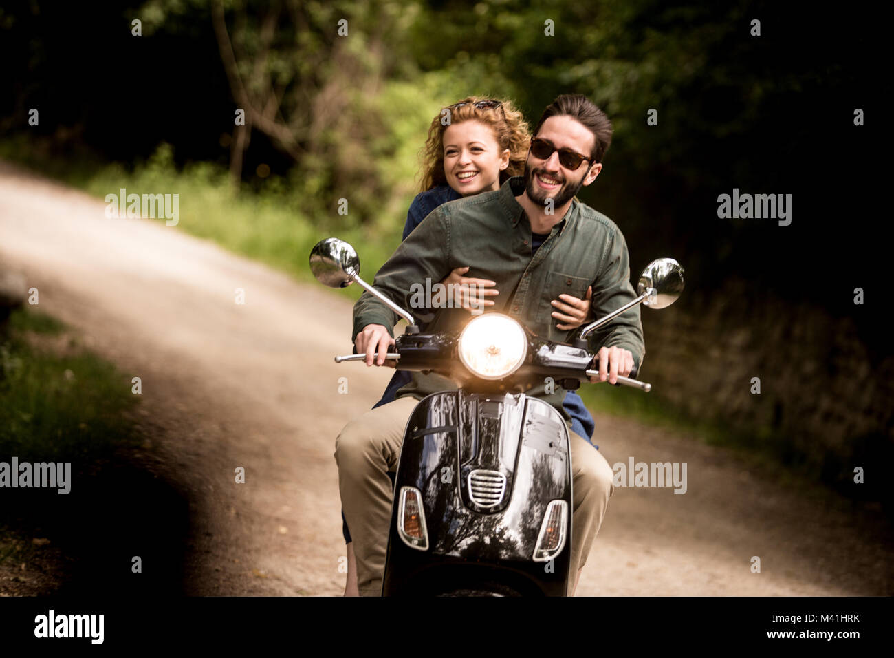 Junges Paar auf dem Motorrad zusammen Stockfoto