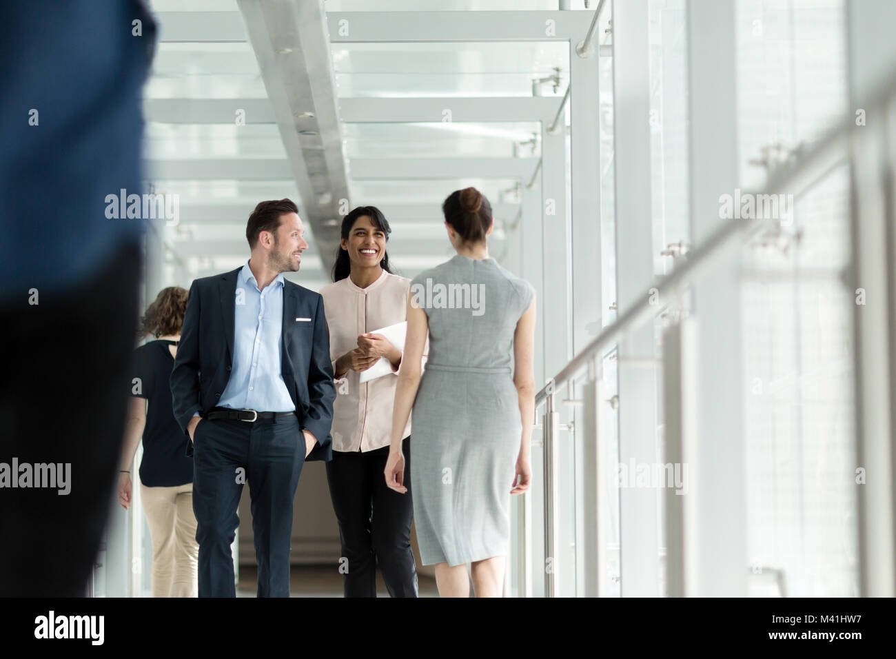 Kollegen zu Fuß durch Büro Flur Stockfoto