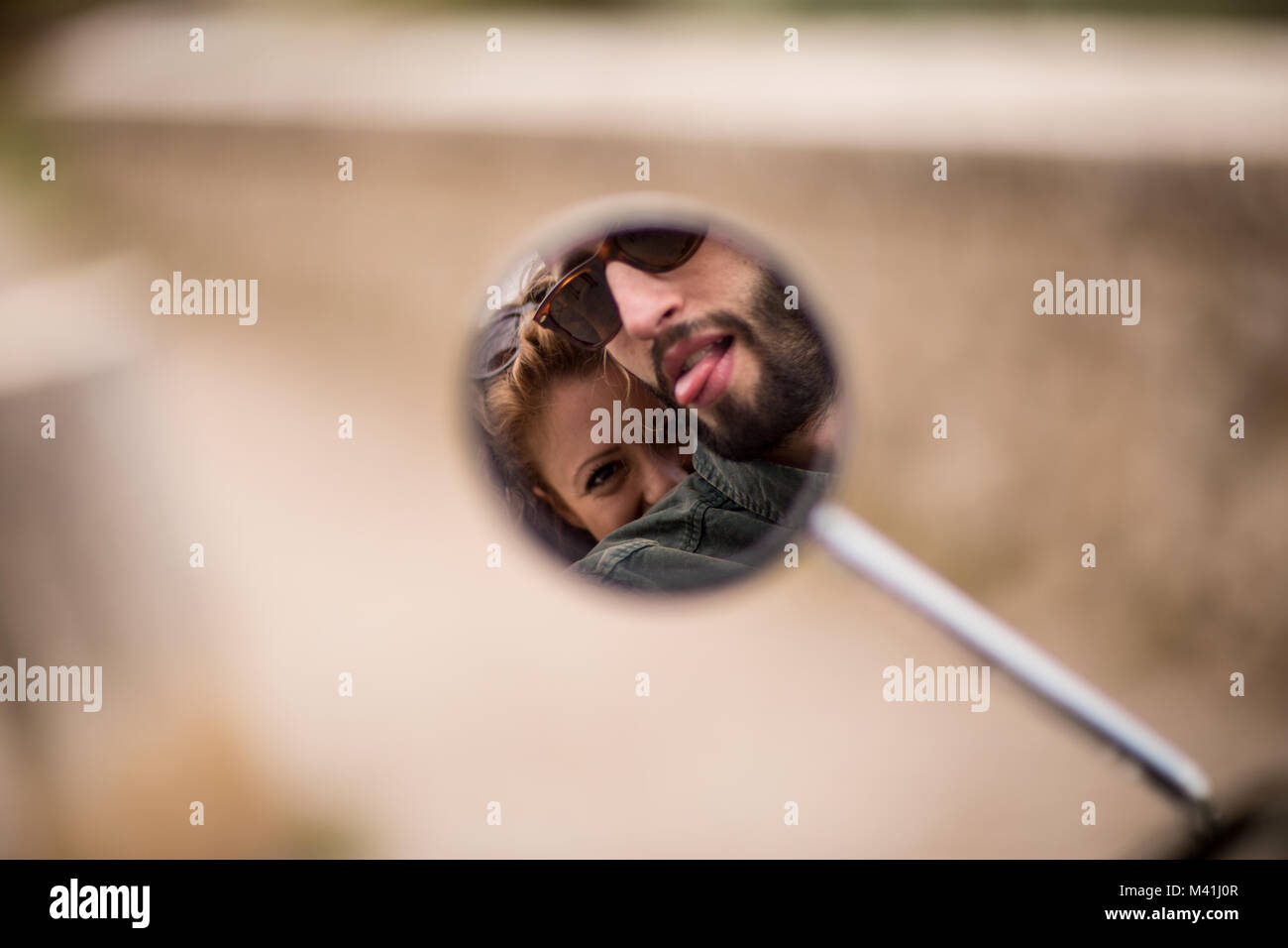 Reflexion in der Motorrad Spiegel der Paar Aprilscherze Stockfoto