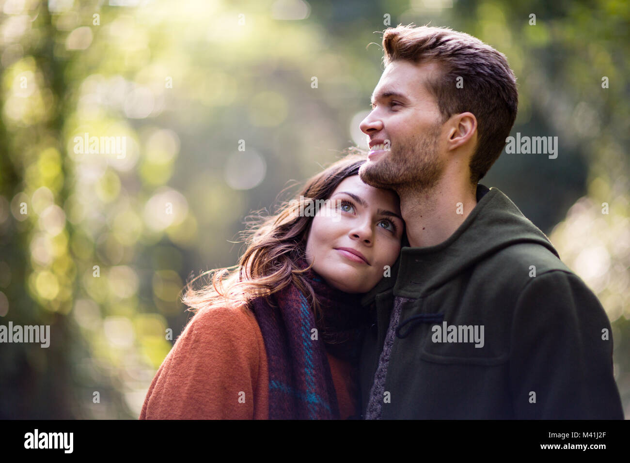 Paar beim Herbst draußen in der Natur Stockfoto