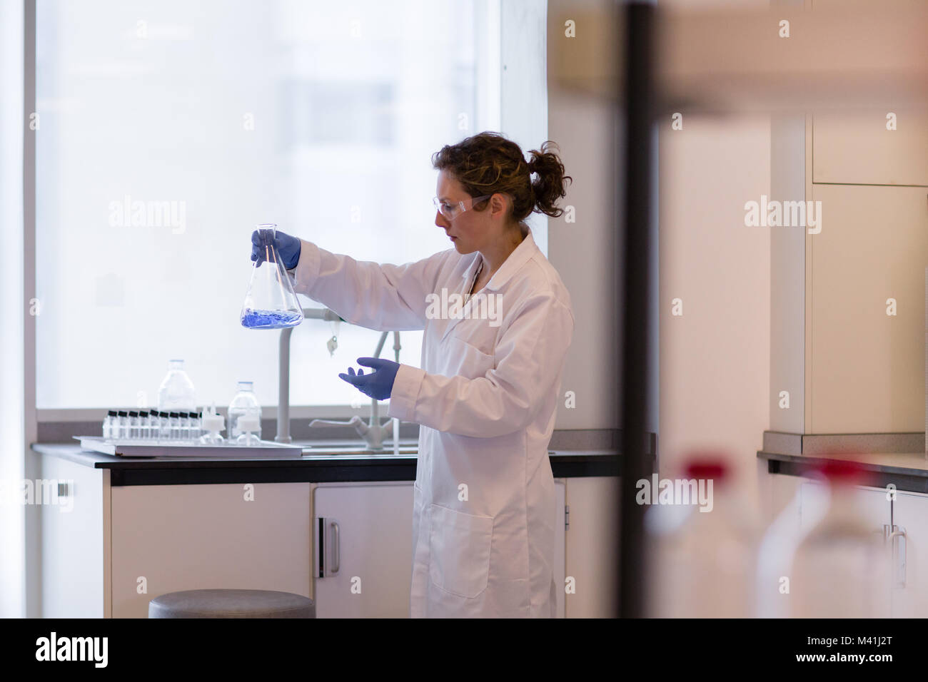 Weibliche Wissenschaftler in einem Labor arbeiten Stockfoto