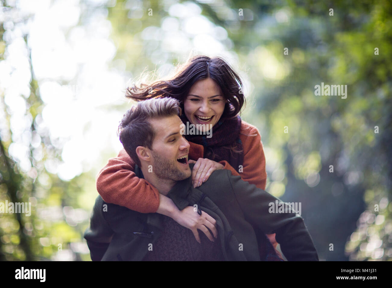 Paar Spaß im Freien im Herbst Stockfoto