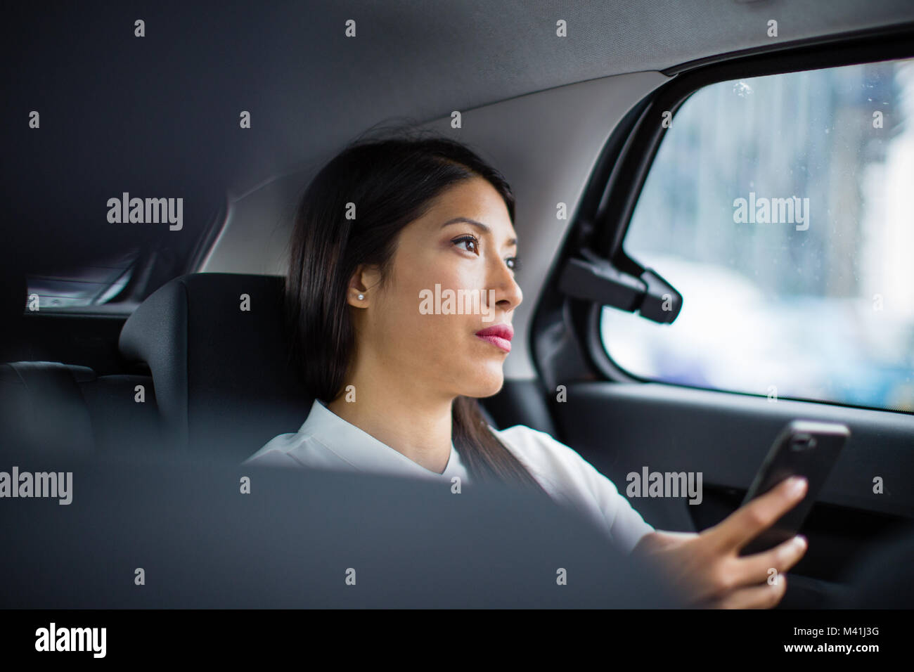 Geschäftsfrau Blick aus Fenster von Taxi Stockfoto
