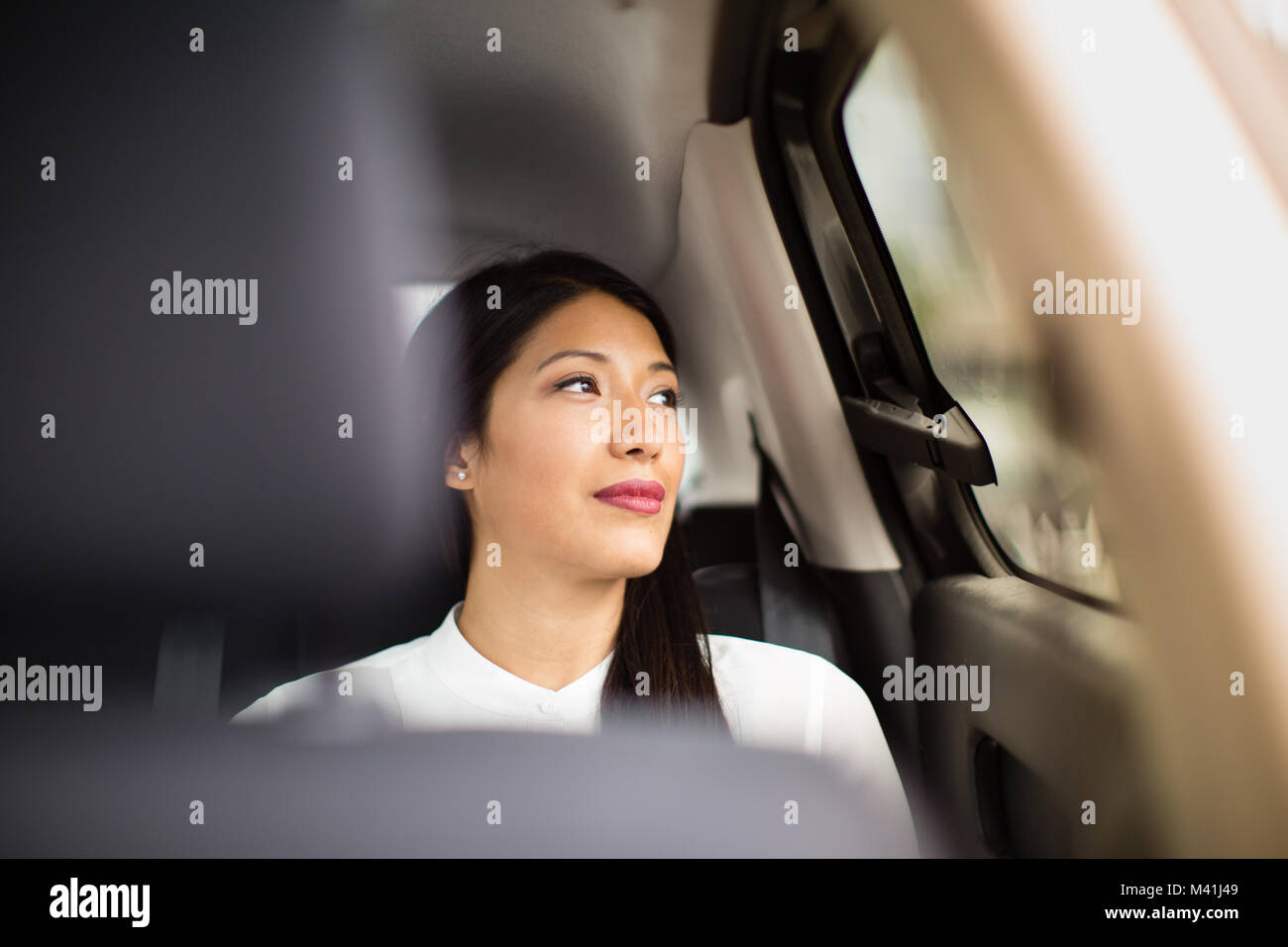 Geschäftsfrau Blick aus Fenster von Taxi Stockfoto