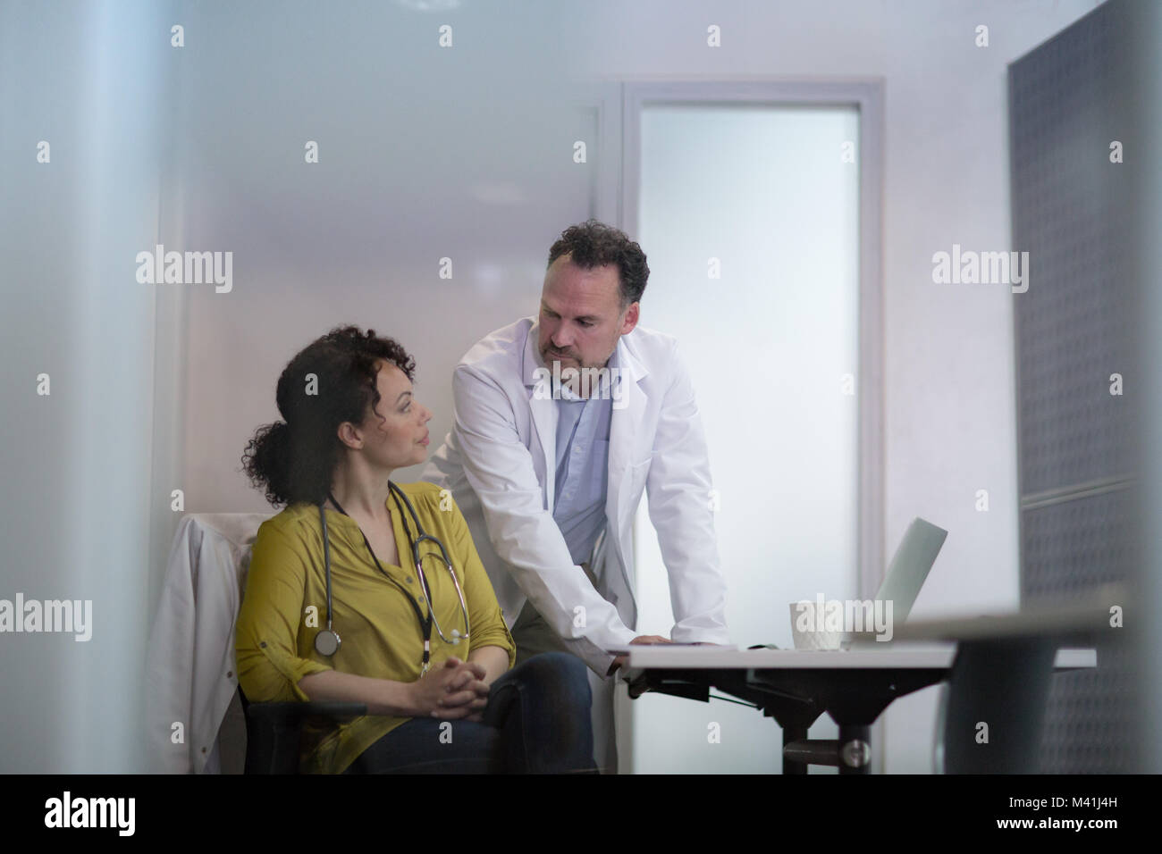 Ärzte gemeinsam diskutieren die Bestrahlung des Patienten Stockfoto