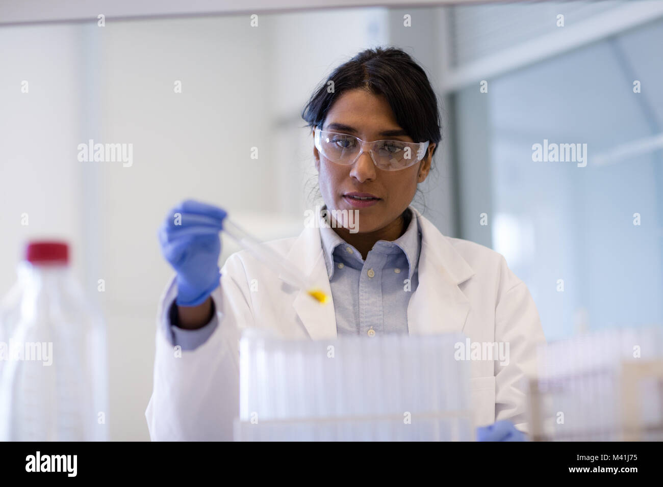 Weibliche Wissenschaftler analysieren Reagenzglas Probe Stockfoto