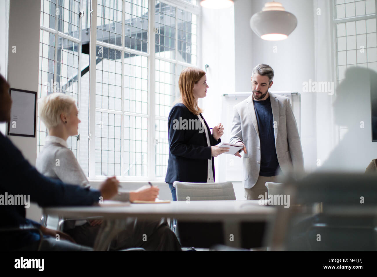 Führungskräfte führen ein Brainstorming Sitzung Stockfoto