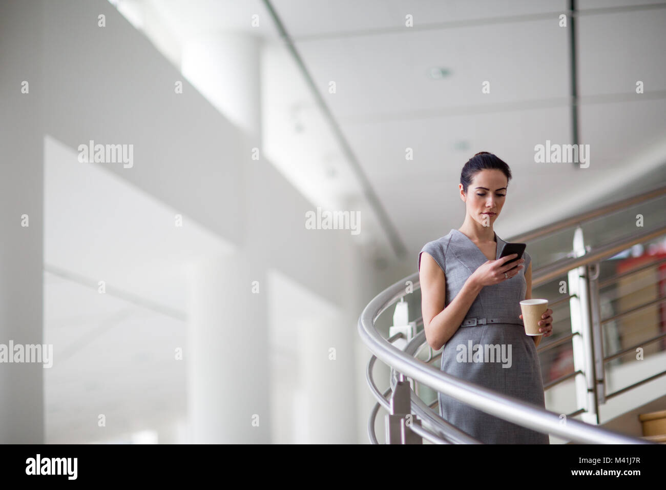 Geschäftsfrau mit Smartphone App auf dem Weg zur Arbeit Stockfoto