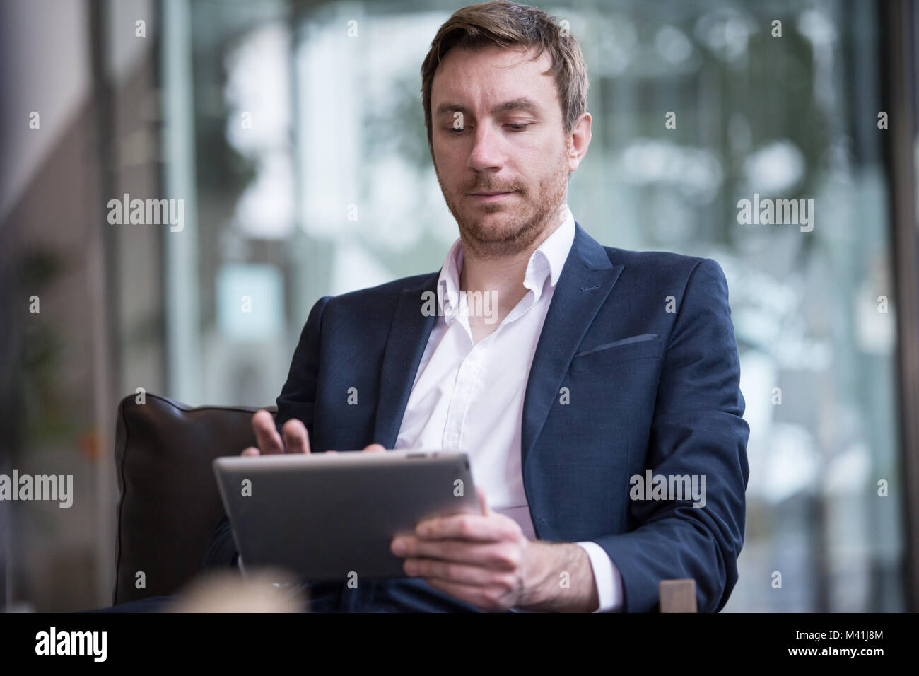 Geschäftsmann mit digitalen Tablet Stockfoto