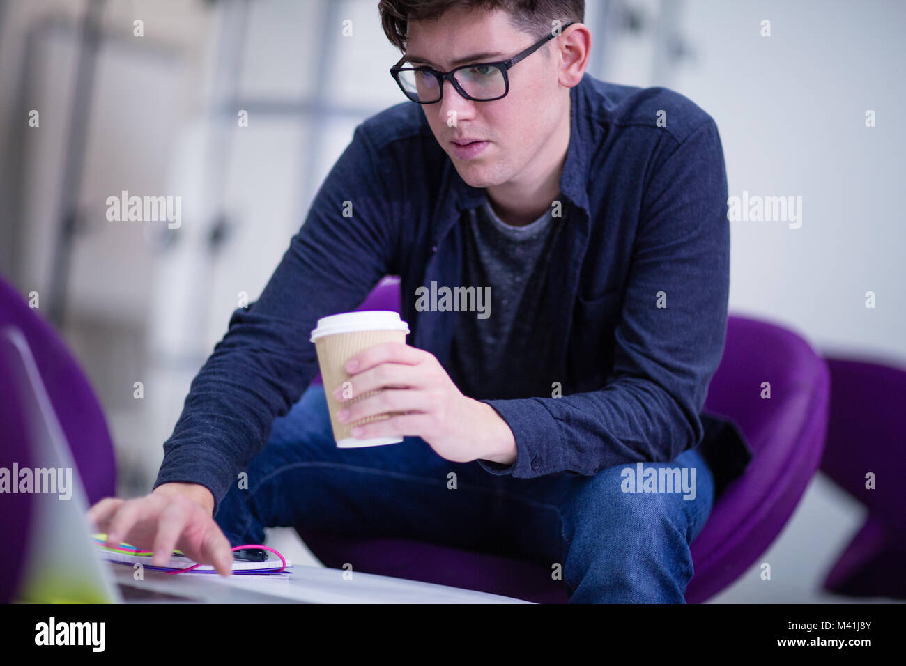 Student auf einem Laptop an der Hochschule arbeiten Stockfoto