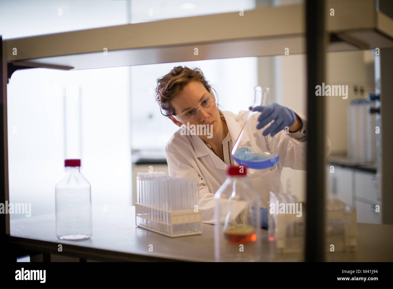 Weibliche Wissenschaftler in einem Labor arbeiten Stockfoto