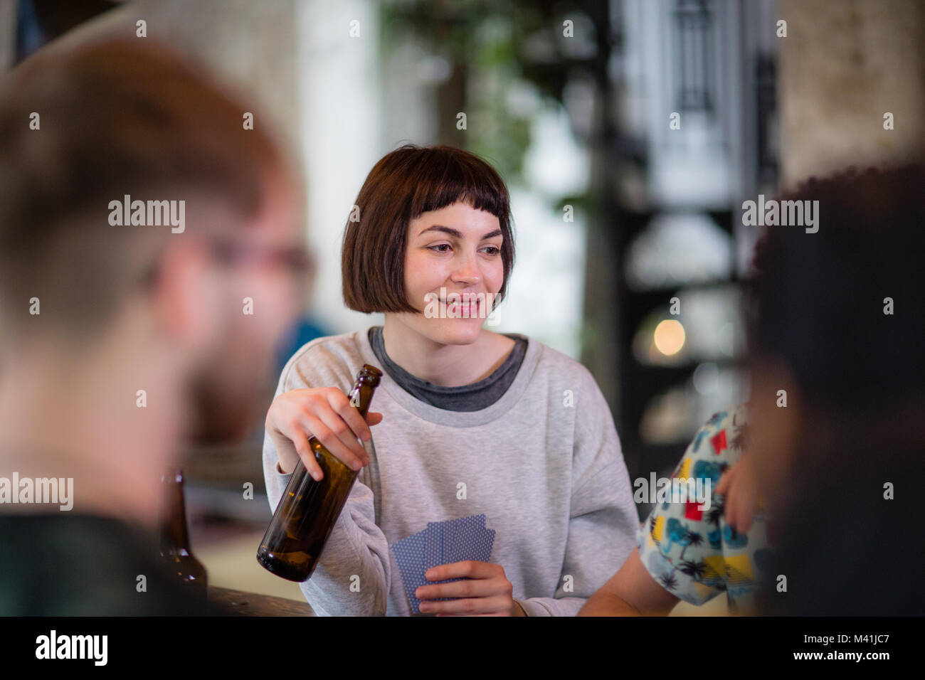 Gruppe von Freunden Karten zusammen Stockfoto