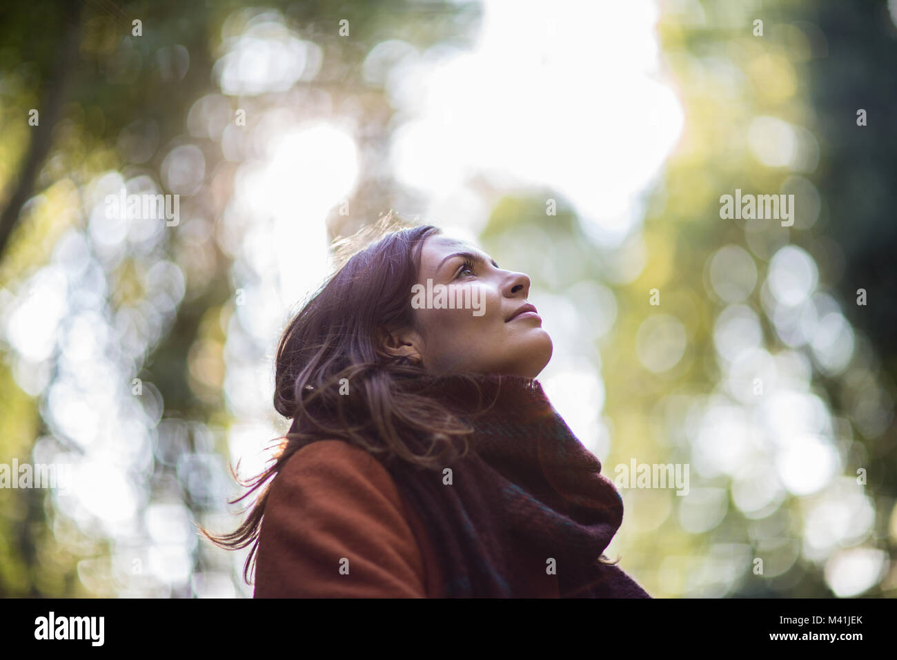 Junge erwachsene Frau im Freien geniessen im Herbst Stockfoto