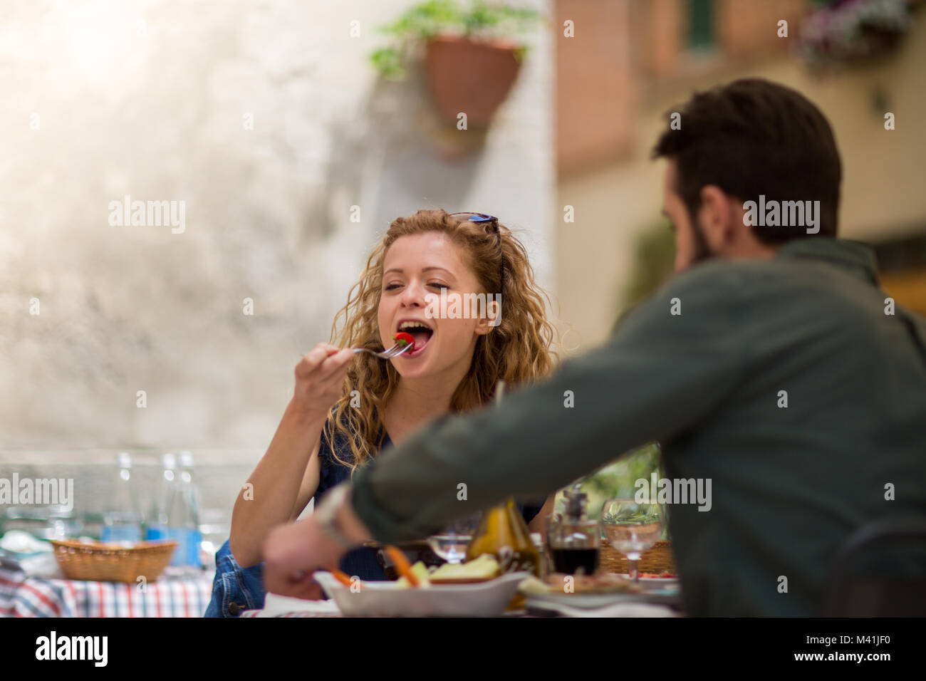 Junges Paar im Freien essen im Urlaub Stockfoto