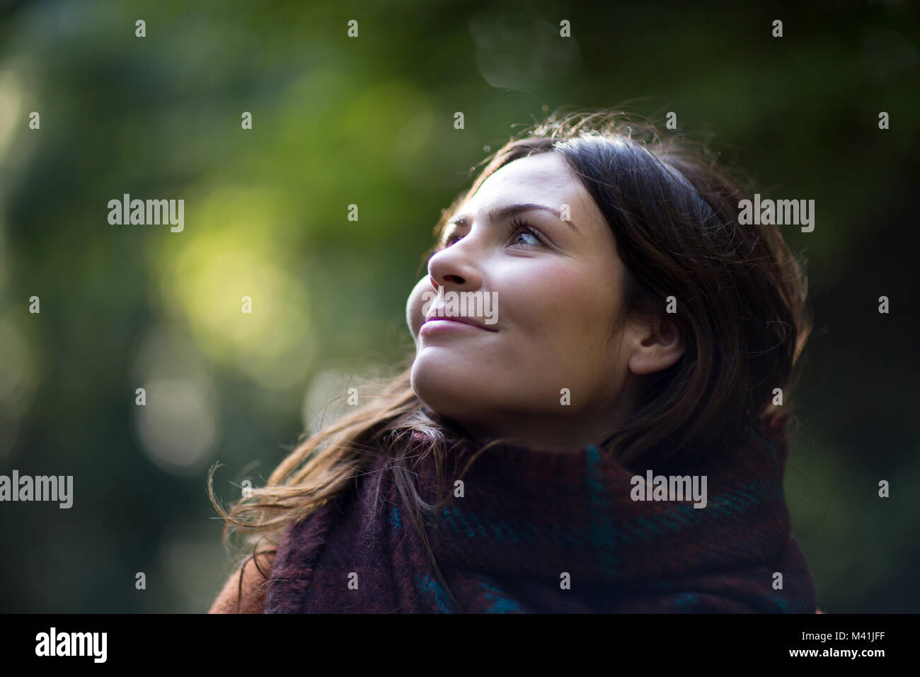 Junge erwachsene Frau im Freien geniessen im Herbst Stockfoto