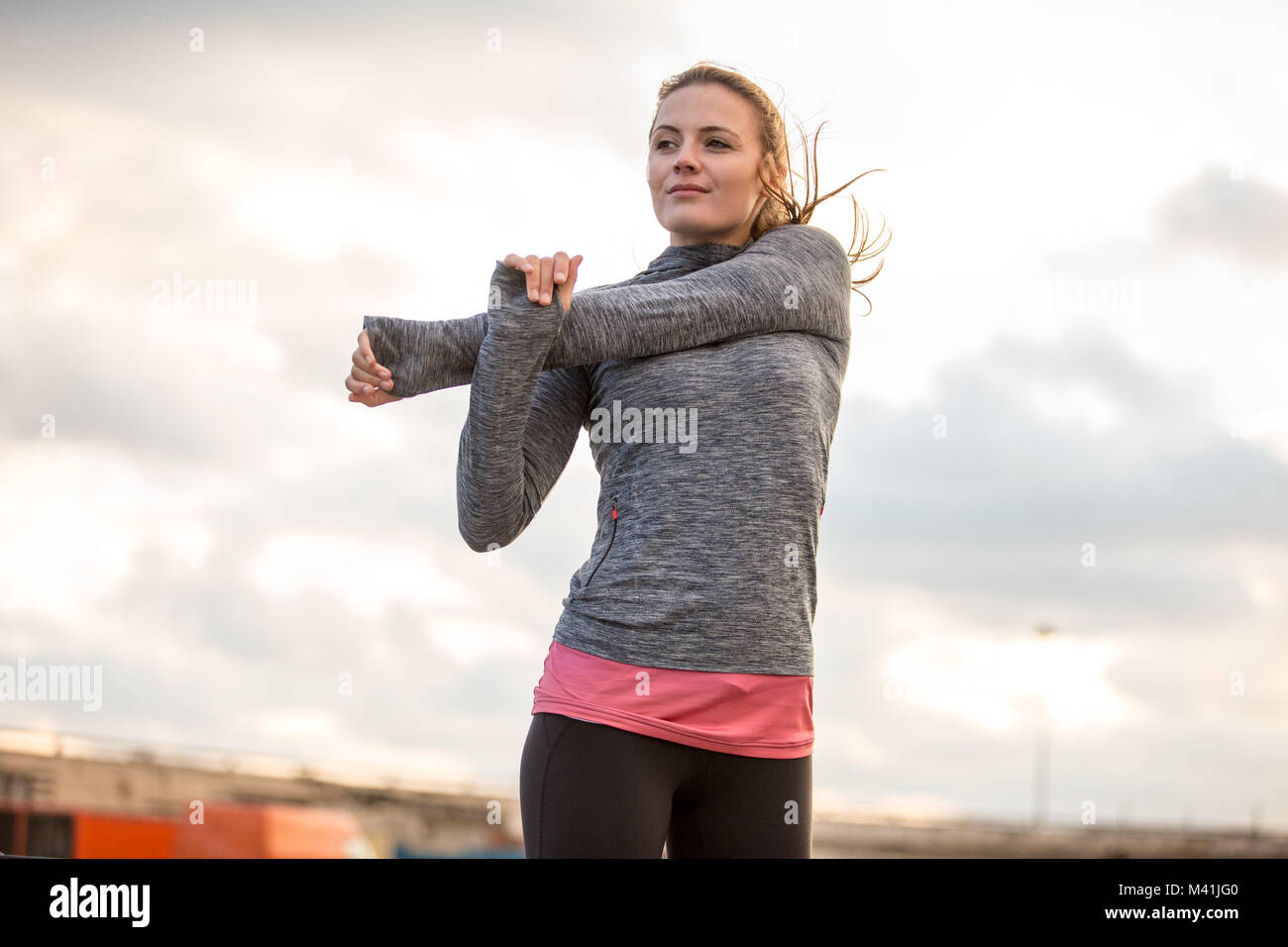 Junge erwachsene Frauen dehnen vor dem Laufen. Stockfoto