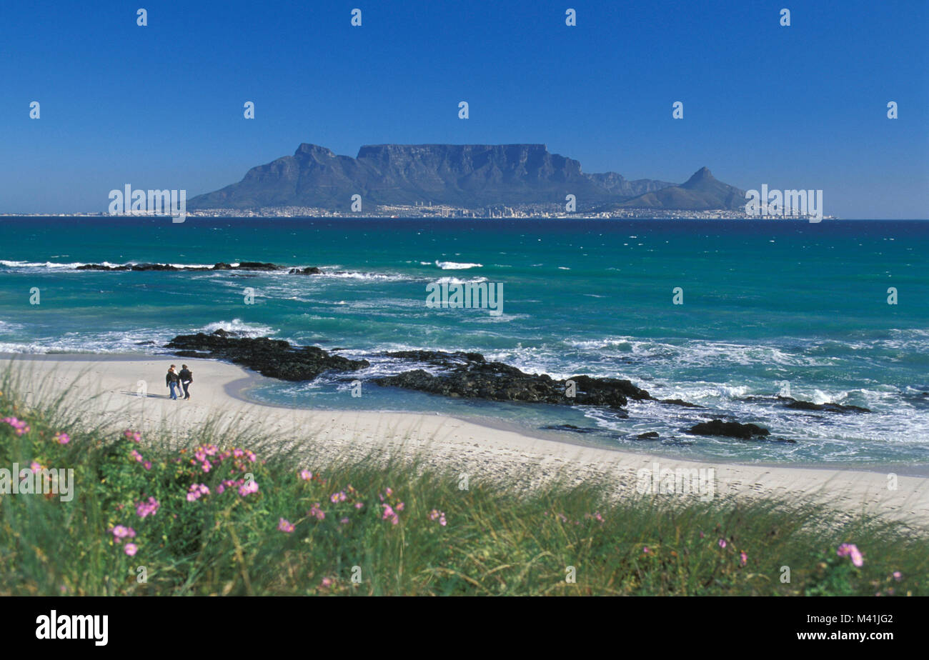 Südafrika. Kapstadt. Meer und Felsen. Hintergrund Tafelberg vom Blouberg Strand genommen. Stockfoto