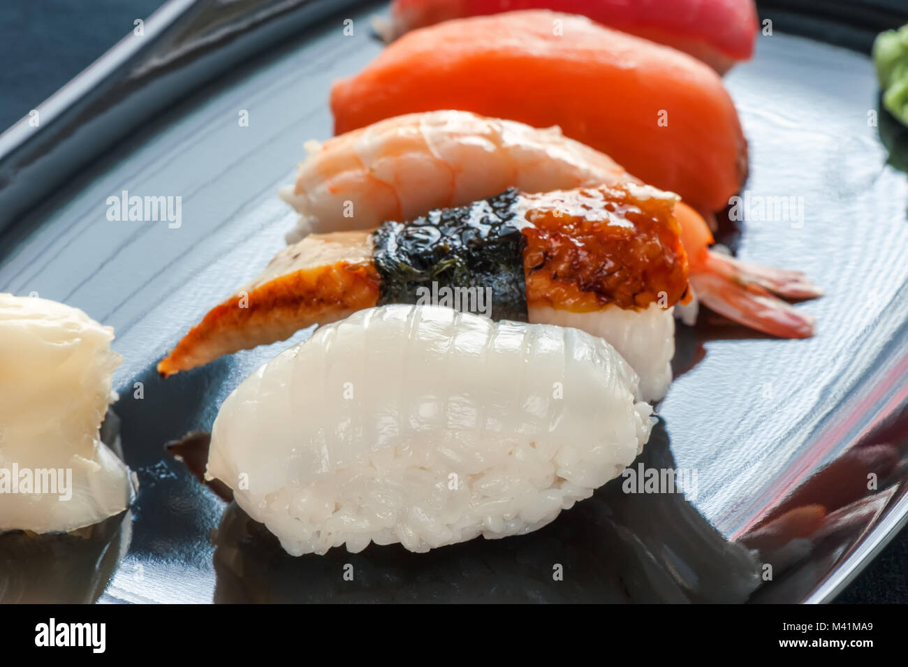 Mehrfarbige Brötchen und Sushi Reis, Kaviar und Lachs, Aal, Forellen auf den Tisch im Hintergrund. Die horizontalen Rahmen. Stockfoto