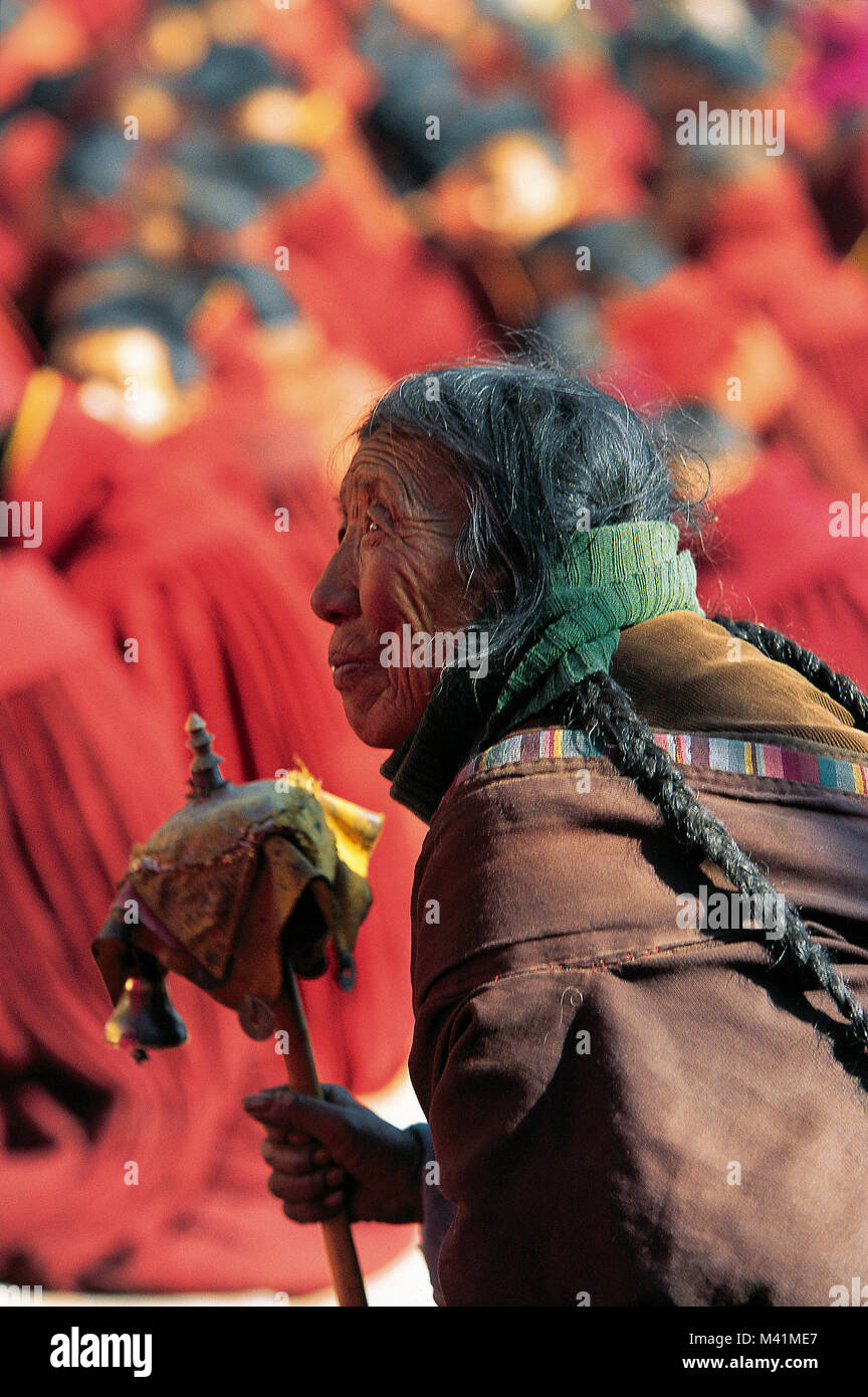 China, Ost Tibet, Provinz Amdo Labrang Tashikyil Kloster hatte sechs Hochschulen für die philosophischen, Tantrische und medizinische Studien, während der Kulturrevolution geschlossen, wieder geöffnet und begrüßt 1980 Tausende von Pilgern während des Losar Festival Stockfoto