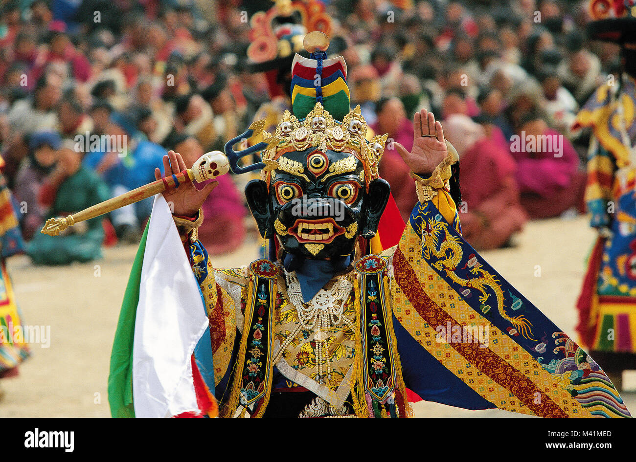 China, Ost Tibet, Provinz Amdo Labrang Tashikyil Kloster hatte sechs Hochschulen für die philosophischen, Tantrische und medizinische Studien, während der Kulturrevolution geschlossen, wieder geöffnet und begrüßt 1980 Tausende von Pilgern während des Losar Festival, Tänzer tragen des Yama Gott Kostüm Stockfoto