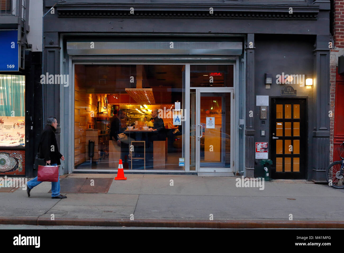 Momofuku Noodle Bar 171 Erste Ave New York Ny Aussen Storefront Eines Asiatischen Restaurant Im East Village Viertel Von Manhattan Stockfotografie Alamy