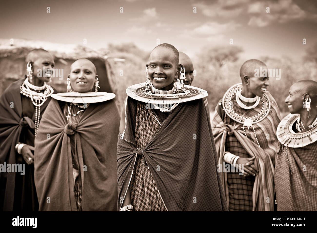 Tansania, Afrika - Februar 9, 2014: Masai mit traditionellen Ornamenten, Überprüfung des täglichen Lebens der Menschen vor Ort am 9. Februar 2014. Tansania. Traditionellen h Stockfoto